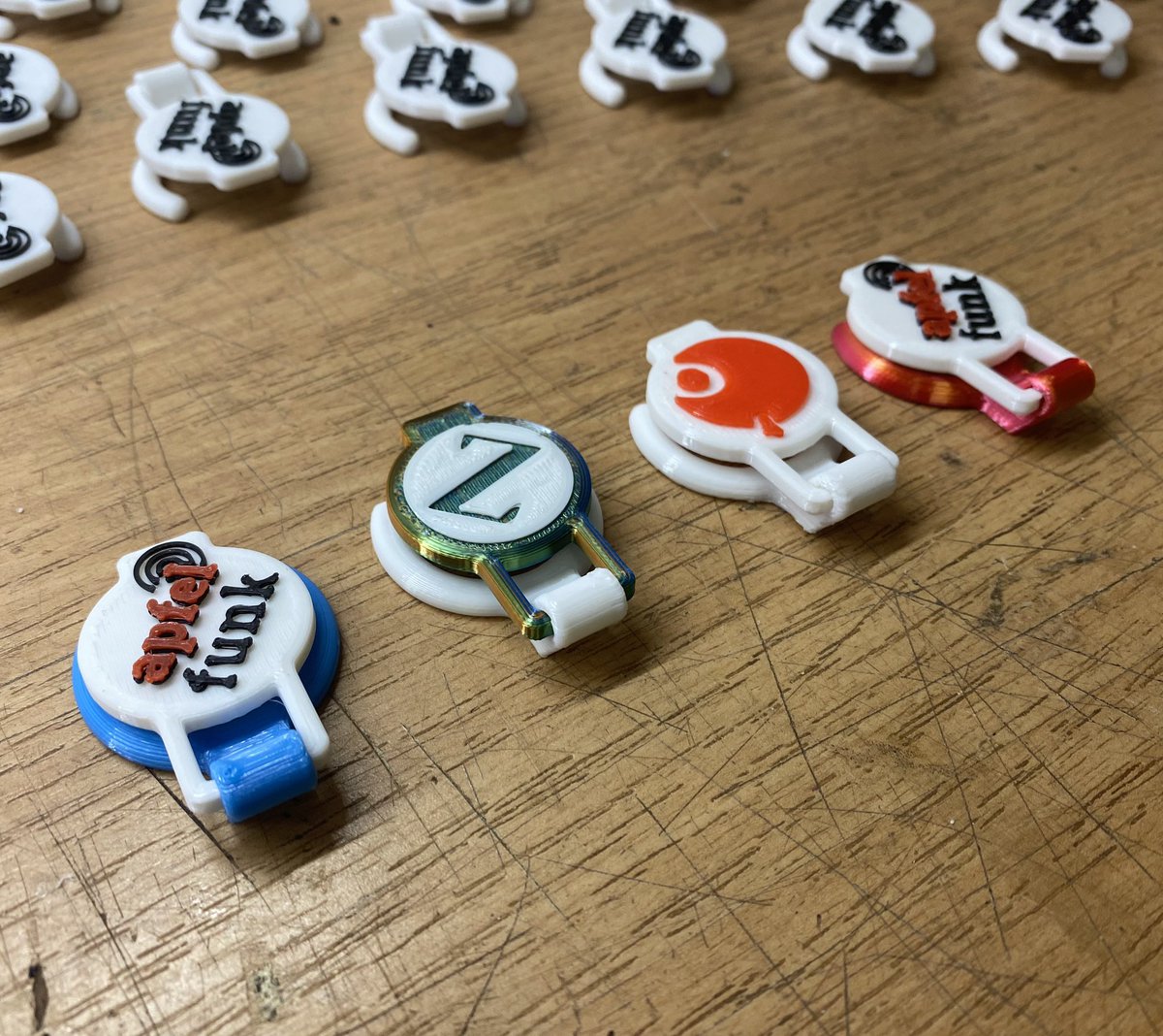 tech_tobi's tweet photo. Aus internen Kreisen wurde mir soeben die Sitzordnung des heutigen Abends zugespielt #WOBWOB #Apfelfunk 😉 Wünsche allen viel Spaß #3ddruck #bottlecap (Download: https://t.co/nPEUT5olmK) https://t.co/3ZwpxzOQr3