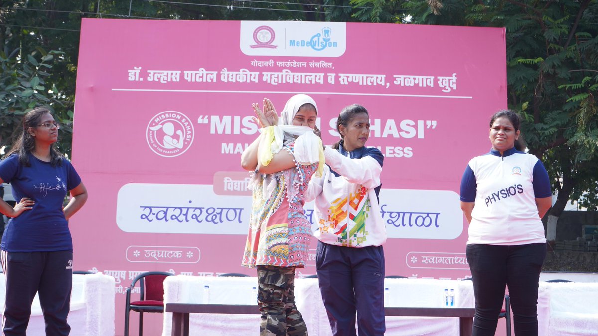 MissionSahasi's tweet photo. देवगिरी प्रांत में @MeDeVisionOrg और डॉ. उल्हास पाटिल मेडिकल कॉलेज, जलगांव द्वारा संयुक्त रूप से छात्राओं के लिए #MissionSAHASI का आयोजन किया गया जिसमें मेडिकल की पढ़ाई कर रही 600 से अधिक छात्राओं को आत्मरक्षा के गुर सिखाए गए। https://t.co/ueeoqo3f7b