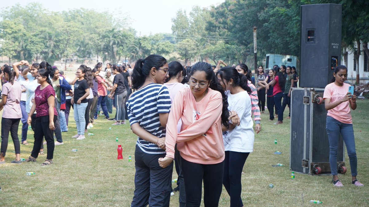 MissionSahasi's tweet photo. देवगिरी प्रांत में @MeDeVisionOrg और डॉ. उल्हास पाटिल मेडिकल कॉलेज, जलगांव द्वारा संयुक्त रूप से छात्राओं के लिए #MissionSAHASI का आयोजन किया गया जिसमें मेडिकल की पढ़ाई कर रही 600 से अधिक छात्राओं को आत्मरक्षा के गुर सिखाए गए। https://t.co/ueeoqo3f7b