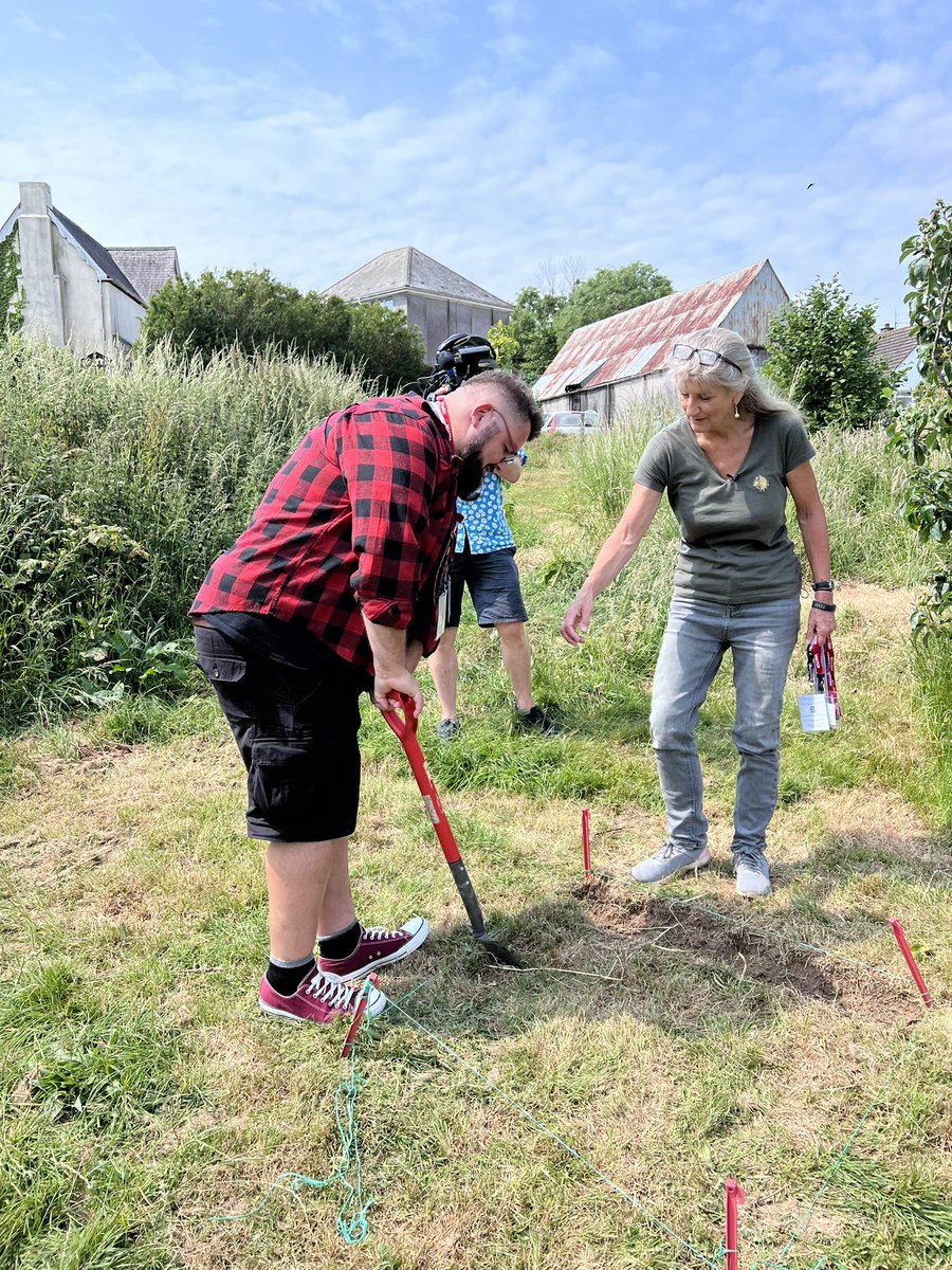 MattBearClark's tweet photo. Adventures in Archaeology - A few snaps to celebrate World Archaeology Day. From fogous to Saxon pendants, 3D to actual digging! #archaeology #cau #shadowtorstudios #timeteam #3d #digitalarchaeology #vr #ar https://t.co/LrIreoyffW