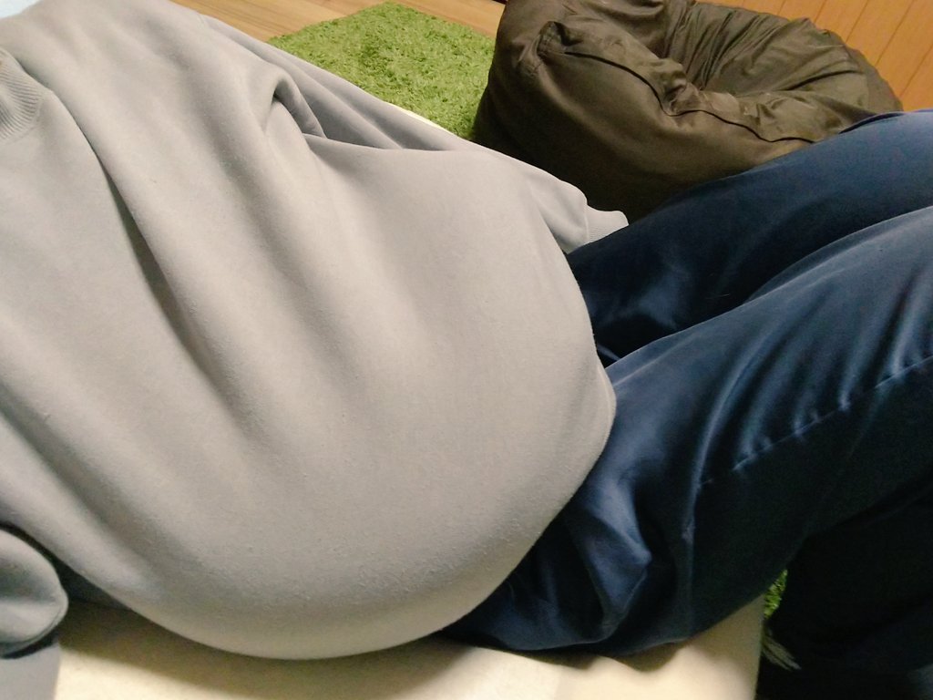 okoge_ten's tweet photo. 急激に寒くなったからか、今までした事ない暖の取り方されてる。私も暖かくて一石二鳥。 https://t.co/iyL0hKdHHA