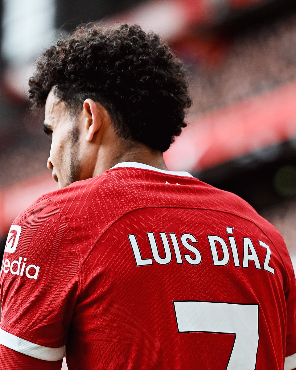 GianmarcoSotelo's tweet photo. 👏A Luis Díaz lo APLAUDEN y se levantan de su silla los hinchas del Liverpool, cuando fue sustituido al minuto 80 🏟️

Pero como acá por uno o dos partidos queremos acabar a los nuestros... 🤷‍♂️

🔥🇨🇴Bien Luchito hoy: hizo expulsar a Young, provocó el penalti del triunfo y más 💪 https://t.co/ukD6Wl8F1C