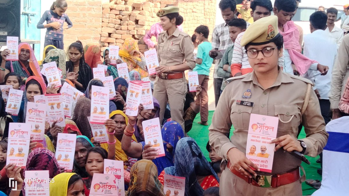 KateraPolice's tweet photo. आज दिनांक 21/10/23 मिशन शक्ति अभियान फेस 04 व शक्ति दीदी अभियान के तहत थानाध्यक्ष थाना कटेरा,म.का.1596 कीर्ती व म.का.स्वाति द्वारा थाना  कटेरा झांसी में नारी सुरक्षा ,नारी सम्मान ,नारी स्वावलंबन के तहत महिलाओं व लड़कियों को आकस्मिक सेवा हेल्पलाइन नंबर के बारे में जागरूक किया गया https://t.co/tbS2ljQpBN
