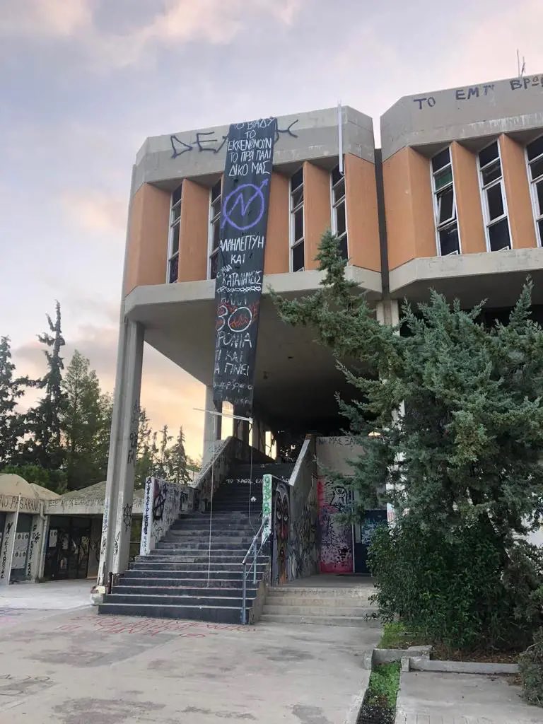 Ακόμη μια κατάληψη που εκκενώθηκε στο Πολυτεχνείο. Ο χώρος ανήκει στους φοιτητές και τους καθηγητές. (το αυτονόητο) 

Δεν ανήκει σε κουκουλοφόρους αντιεξουσιαστές  Είτε το θέλουν κάποιοι είτε όχι. (Το παράλογο) 

Μπράβο στην <a href="/hellenicpolice/">Ελληνική Αστυνομία</a> 👏👏