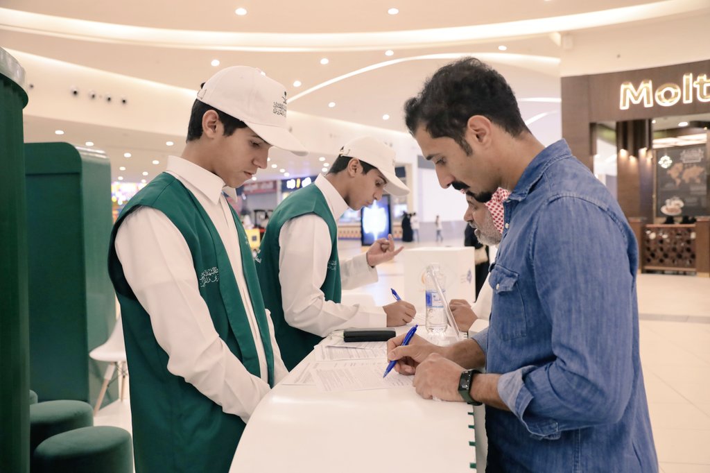 يستمر عطاء الأيدي البيضاء 🩸
وتقدير تضحيات الأبطال .. 
 
ننتظركم في يومنا الثالث والأخير  بحملة #تبرعك_أجر_لهم 
في مجمع #الأحساء مول