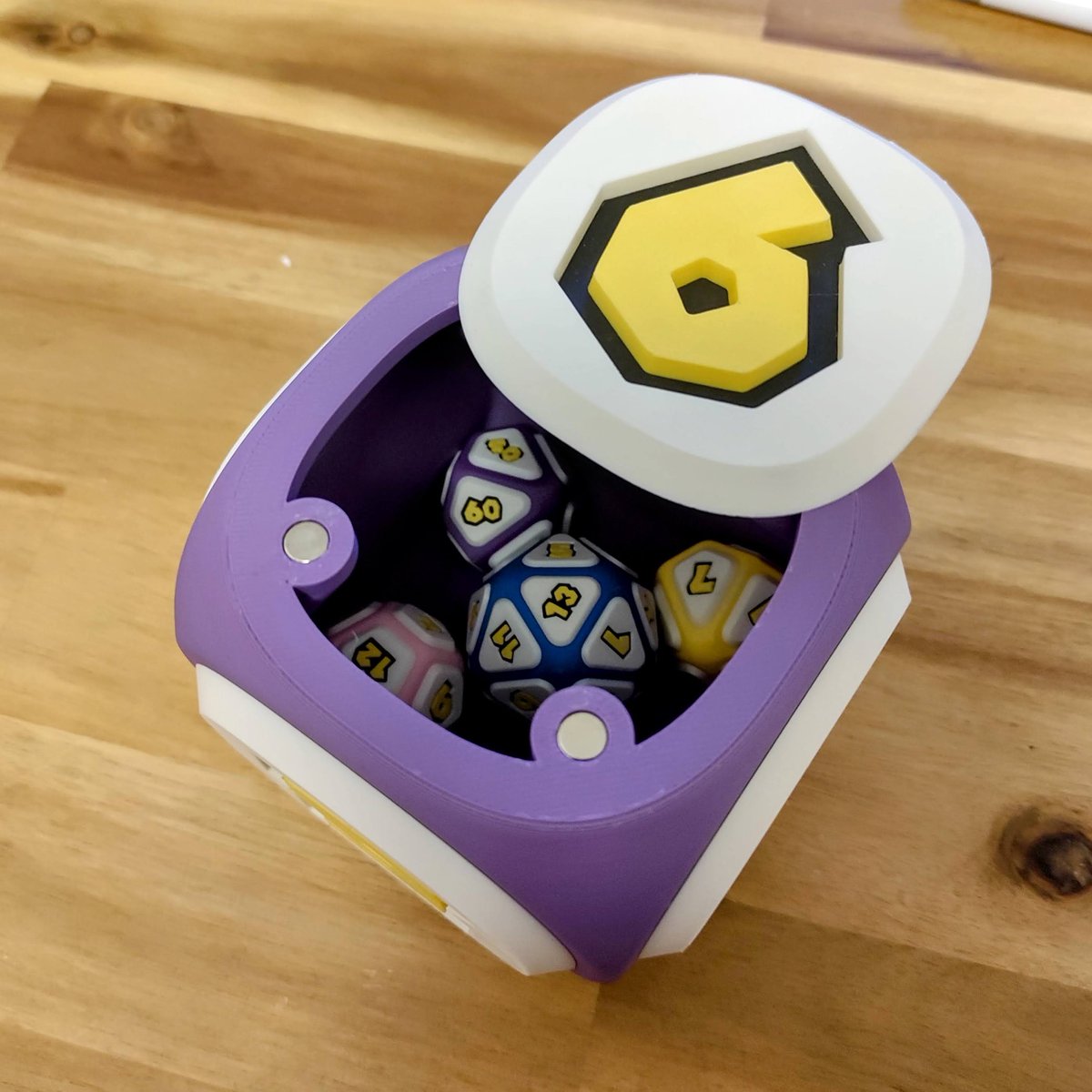SimplefullCraft's tweet image. Hmmm maybe we&apos;re going a little too far with #MarioParty lately but we can&apos;t help it, it&apos;s so satisfaying to make and use these 😁
Dice #dicebox and #DnD dice coming soon ! (should we do a release giveaway to celebrate ? 🤔)

#Mario #Nintendo #dice #3dprint
