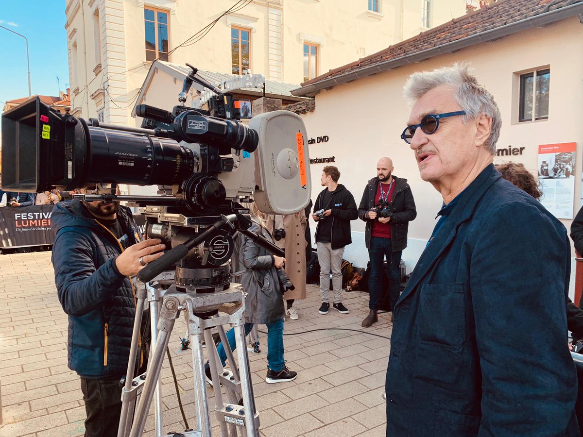 🎥 Moteur ! Wim Wenders est en place pour tourner sa propre version de la Sortie d'usine des frères Lumière. #Lumière2023