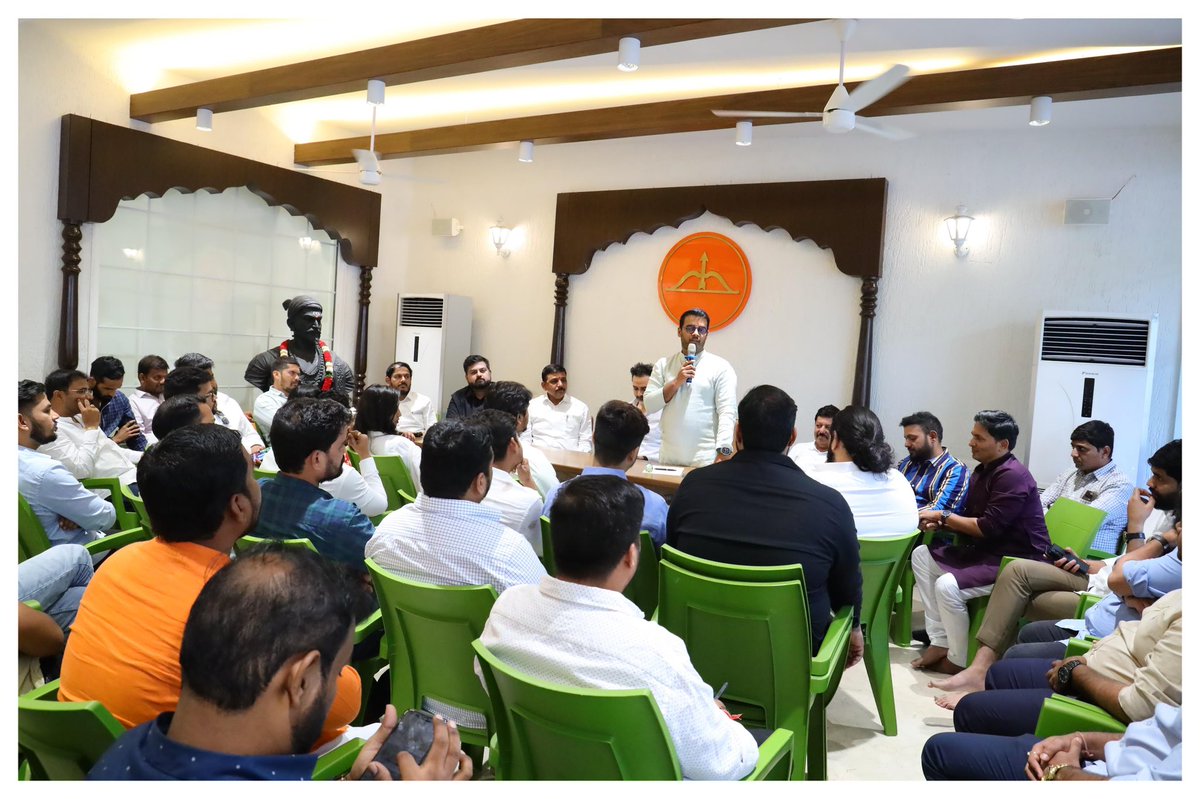 purveshsarnaik's tweet photo. युवासेनेच्या कार्याध्यक्ष पदाच्या नियुक्ती नंतर आज पहिली बैठक बाळासाहेब भवन येथे पार पडली. बैठकीस  शिवसेना सचिव श्री भाऊ चौधरी, श्री सिद्धेश कदम, श्री संजय मशिलकर तसेच नवनियुक्त युवासेना सरचिटणीस राहुल कणाल अमेय घोले, उपस्थित होते. 

#YuvaSena https://t.co/QnL3QgnFNS