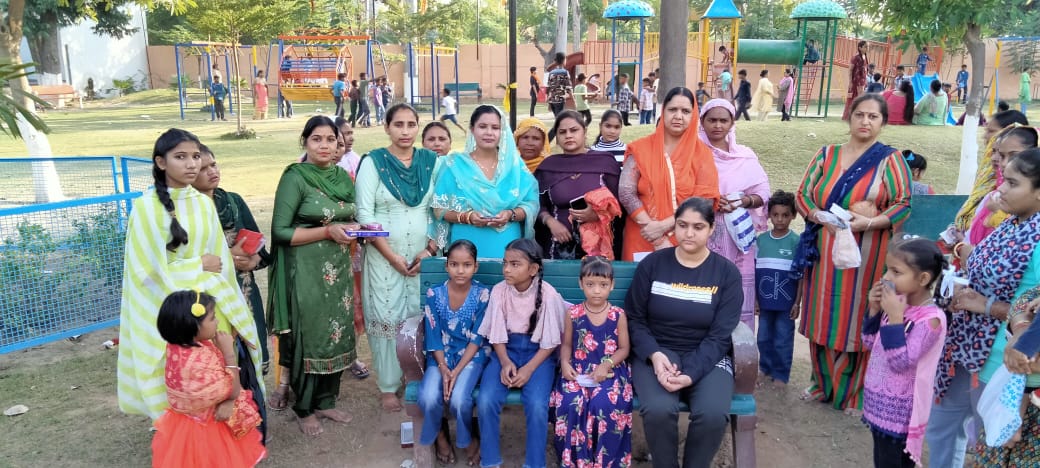NarinderKaurAd1's tweet photo. Today district president Mahila morcha sangrur -1 Advocate Narinder kaur with team distribute makeup kits among the ledies at kali mata mandir sangrur and celebrates Navratri
@narendramodi @AmitShah @JPNadda @BJPMM_PUNJAB @VanathiBJP @dayalsodhi1 https://t.co/ZF5rOOe3FW