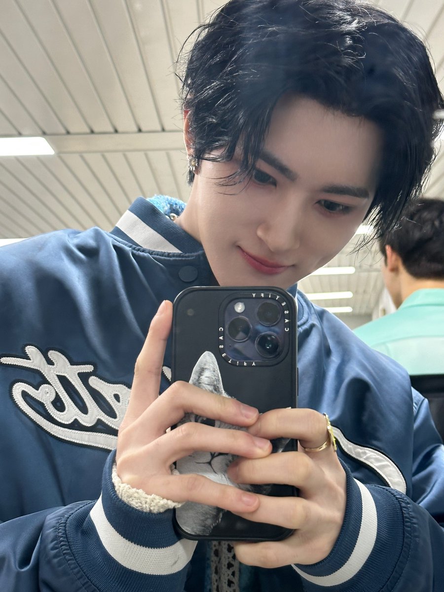 XODIAC_MEMBERS's tweet photo. [#리오] 

쏘블리들 hihi💙
와줘서 고마워요
오늘 너무 재밌었어ㅋㅋ
이번에 새로운 머리 색깔 어때?🙌🏻
흑발 진짜 오랜만이다🤭🤭

#XODIAC #소디엑 #LEO #리오 https://t.co/AzQX0FvVEm