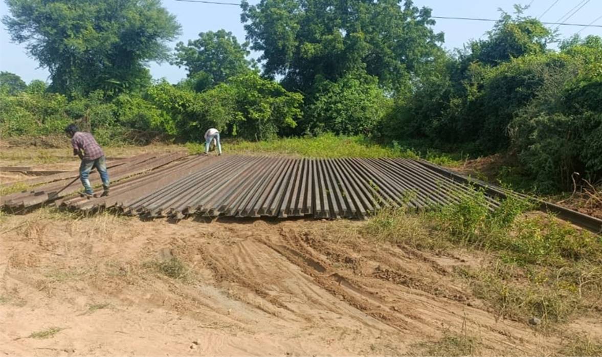 #RailInfra4WR

Adraj Moti - Vijapur Gauge Conversion Project

Work of Adraj Moti - Limbodra Section is in Progress
🛤️Length of Section: 17.64 Km
➡️Engineering, Procurement, and Construction contract has been awarded and work has begun.
✅Laying of High Tension cable completed