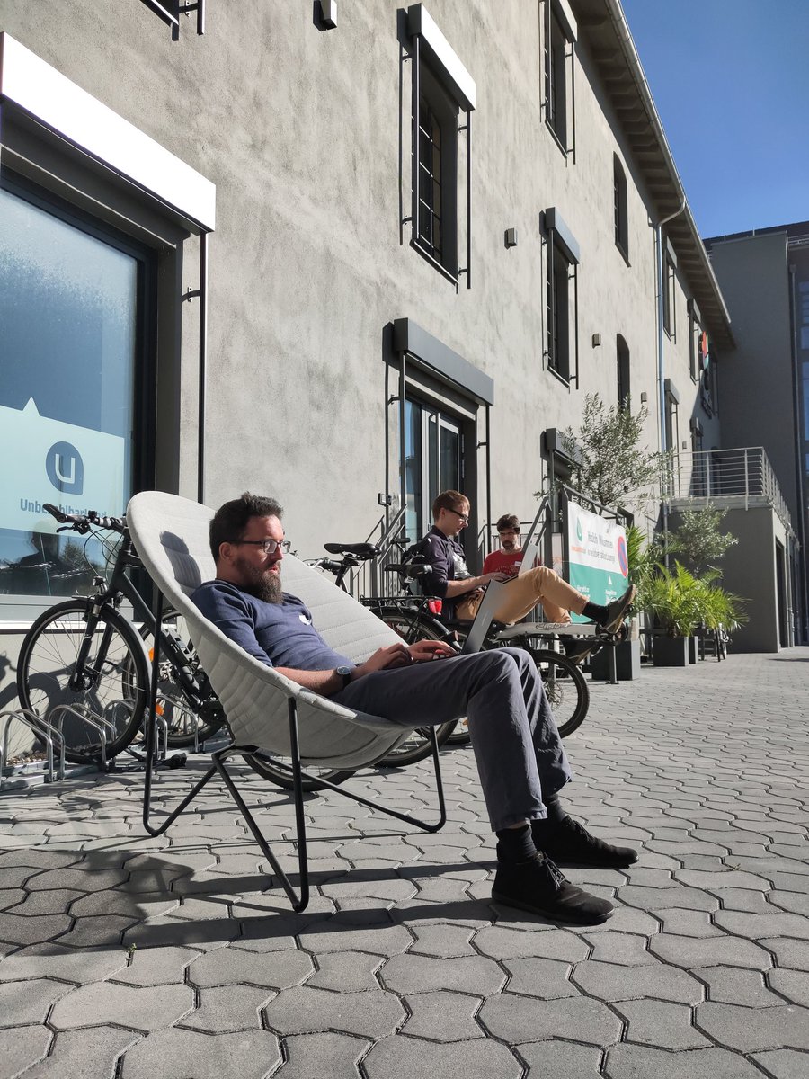DigitaleOL's tweet photo. Die Sensoren und das gute Wetter laden dazu ein, auch draußen zu tüfteln - drinnen lockt derweil wahnsinnig leckerer Kuchen! #hackathon #hackgr23 https://t.co/gPEFlmtcDd