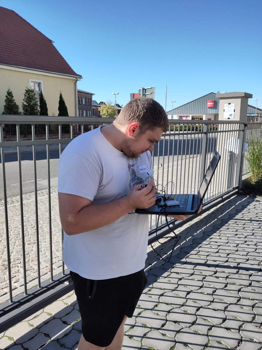 DigitaleOL's tweet photo. Die Sensoren und das gute Wetter laden dazu ein, auch draußen zu tüfteln - drinnen lockt derweil wahnsinnig leckerer Kuchen! #hackathon #hackgr23 https://t.co/gPEFlmtcDd