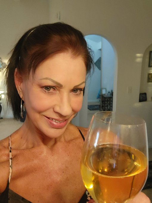 Cheers to Saturday https://t.co/3eN1u1nvvo