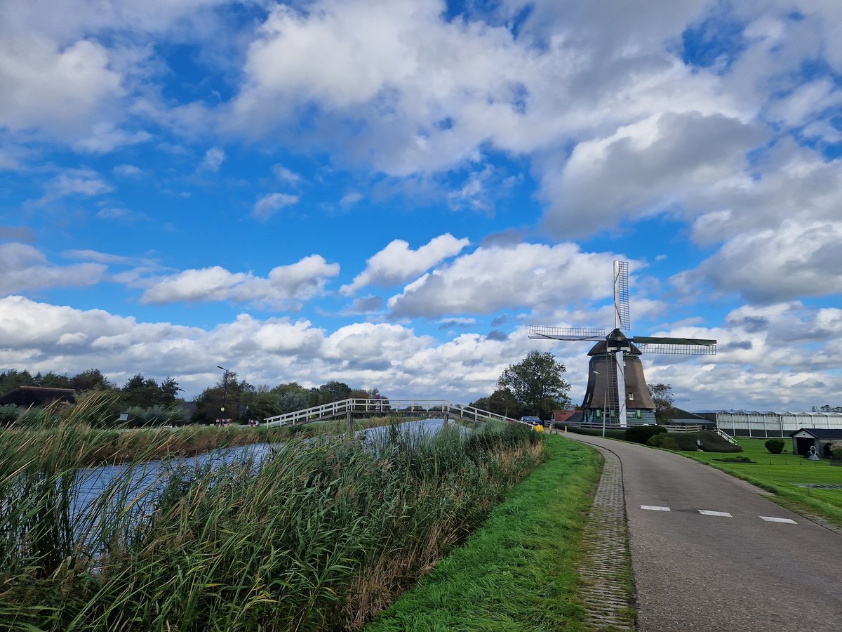 gerrievannoord's tweet photo. #windmills and #clouds, #uitwaaien, #dailyallowance https://t.co/gZMjAeFOwV