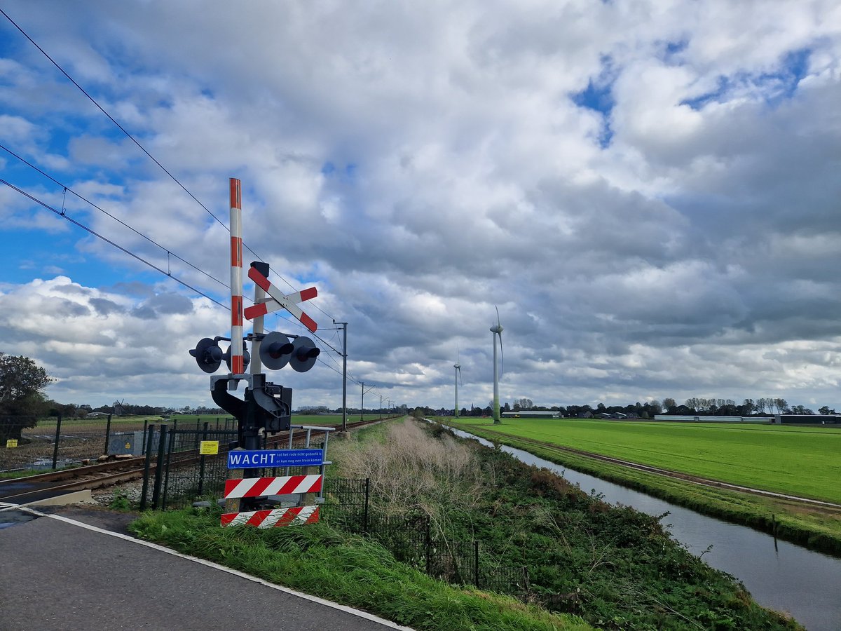 gerrievannoord's tweet photo. #windmills and #clouds, #uitwaaien, #dailyallowance https://t.co/gZMjAeFOwV