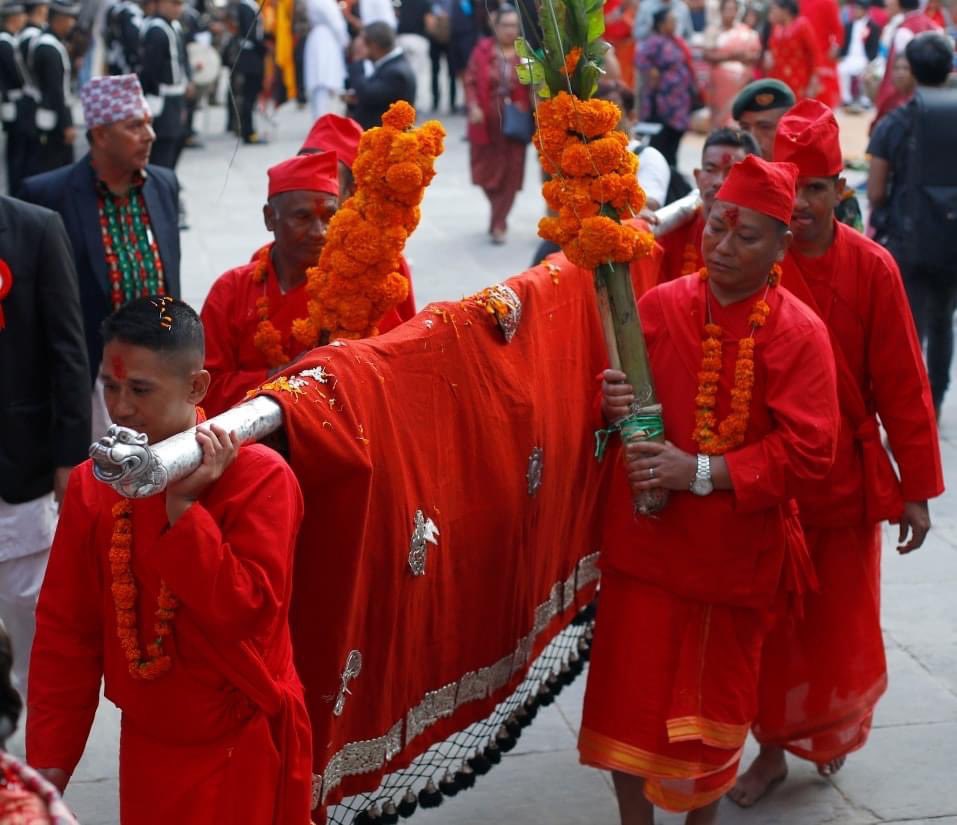 RONBupdates's tweet photo. Dashain Vibes: हनुमान ढोका स्थित दशैँ घरमा फुलपाती भित्र्याइँदै ❤️ #Fulpati
Pic. NPL https://t.co/eq7ZGutrv7