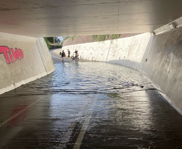 WIS_Limburg's tweet photo. Door de regenval van afgelopen nacht en een defecte pomp staat de fietstunnel #N276 rotonde #N296 thv Susteren deels onder water tot groot plezier van de kinderen 💦 Er is een pompwagen onderweg voor het leegzuigen van de pompkelder. ^wis Jeroen https://t.co/G39OVF5kpd