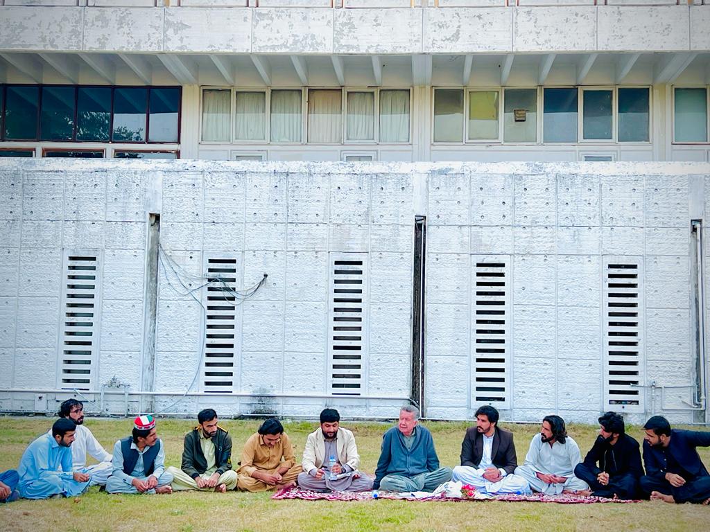 PSCIIUI's tweet photo. The Pashtun Students Council organized an delightful weekly study group focusing on the theme of "Globalization and the Impact of Media on Pashtun Society." We were privileged to have Afrasiab Khattak @a_siab as our guest speaker, who provided valuable insights. #psciiui
1/2 https://t.co/J0Tm8ESsM2