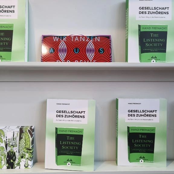 buechnerverlag's tweet photo. 📢Book Launch! 📚 Emil Ejner Friis diskutiert auf der #fbm23 über das gerade bei #Büchner auf Deutsch erschienene Meisterwerk #GESELLSCHAFT DES ZUHÖRENS: AUF DEM WEG IN DIE #METAMODERNE von @HanziFreinacht. Infos & Bestelllink: https://t.co/e2juHYgrzZ @KWolffStiftung @HFreinacht https://t.co/ASjeLmfbrL