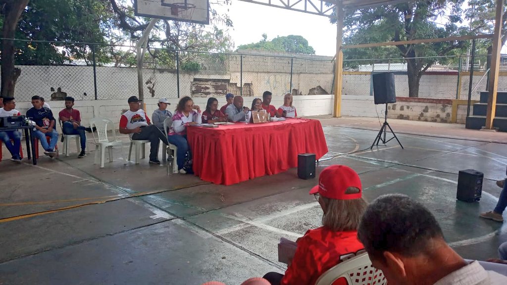 #EncuentroOrganizativo |  La vanguardia de la Parroquia Guerrera Ana Soto (Ejes 3-4 ) - Municipio Iribarren, junto al Equipo Político del <a href="/PartidoPSUV/">PSUV</a>, continúan verificando las estructuras de las RAAS y disfrutando de un #CafecitoMilitante.

#ConMaduroMásPueblo ♥️