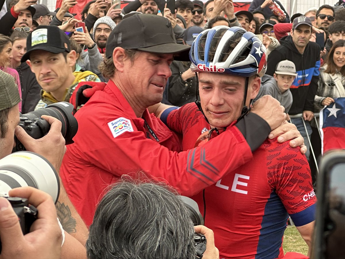 diegovegarojas's tweet photo. Después de conseguir medalla de plata en #Santiago2023, Martín Vidaurre se abrazó con su padre, Cristóbal. Ambos lloraron. Fue uno de los momentos más emotivos de la mañana. @ASChile https://t.co/VVHsCNcqe2