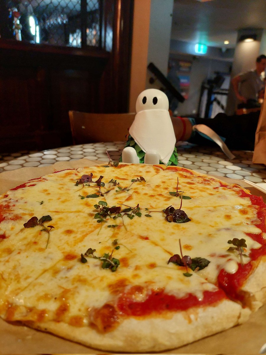 FlorraeGame's tweet photo. Little guy free time adventures at Sydney https://t.co/Lr20Q8kDUM