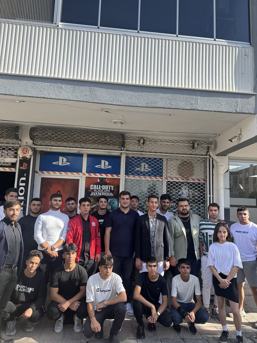 YeniSecmenIzmir's tweet photo. İl Yeni Seçmen Başkanımız Yiğit Küçükali İle birlikte Çiğli Yeni Seçmen Teşkilatımızın düzenlediği Pes Turnuvası’na Katılım sağladık.

Turnuvamızda ilk 3’e giren arkadaşlarımıza ikinci kat dergimizi hediye ettik.🏆😊 https://t.co/p5RJYQPLZF
