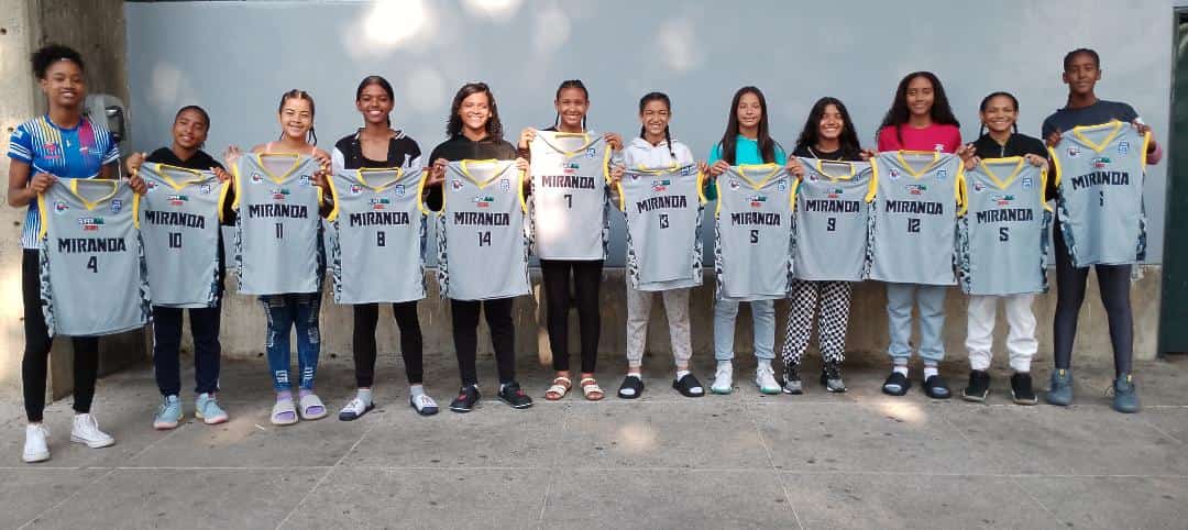 AsobasketM's tweet photo. La selección femenina U14 rumbo al nacional de la categoría a realizarse en Barquisimeto estado Lara, gracias al apoyo del Club Nijor https://t.co/vnvv2rqDPH