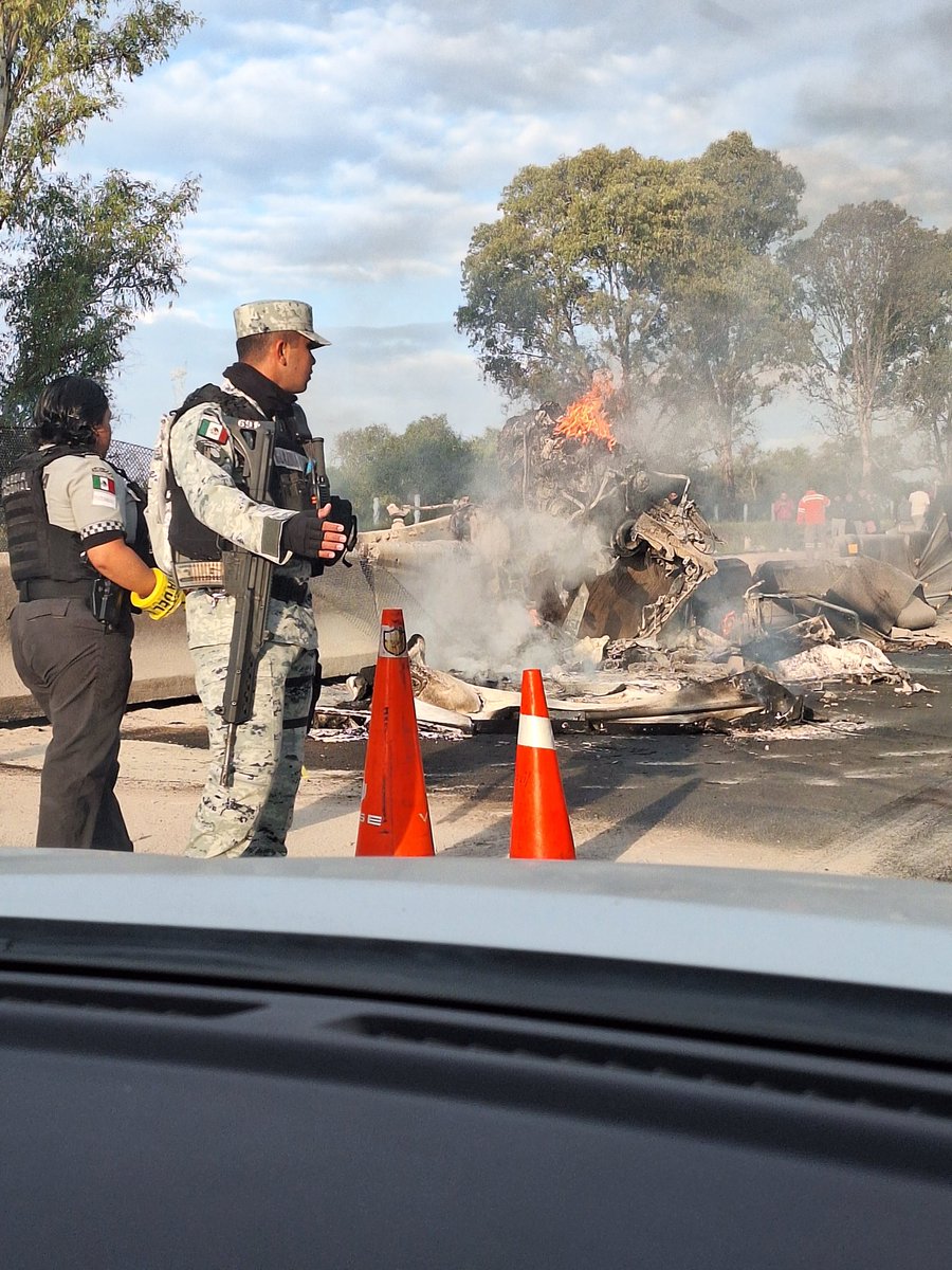 AnaPamoz's tweet photo. @CAPUFE autopista cerrada dirección Aguascalientes-leon antes de llegar al entronque de lagos de moreno, accidente que provoca cierre total del carril https://t.co/PFgzys39bq