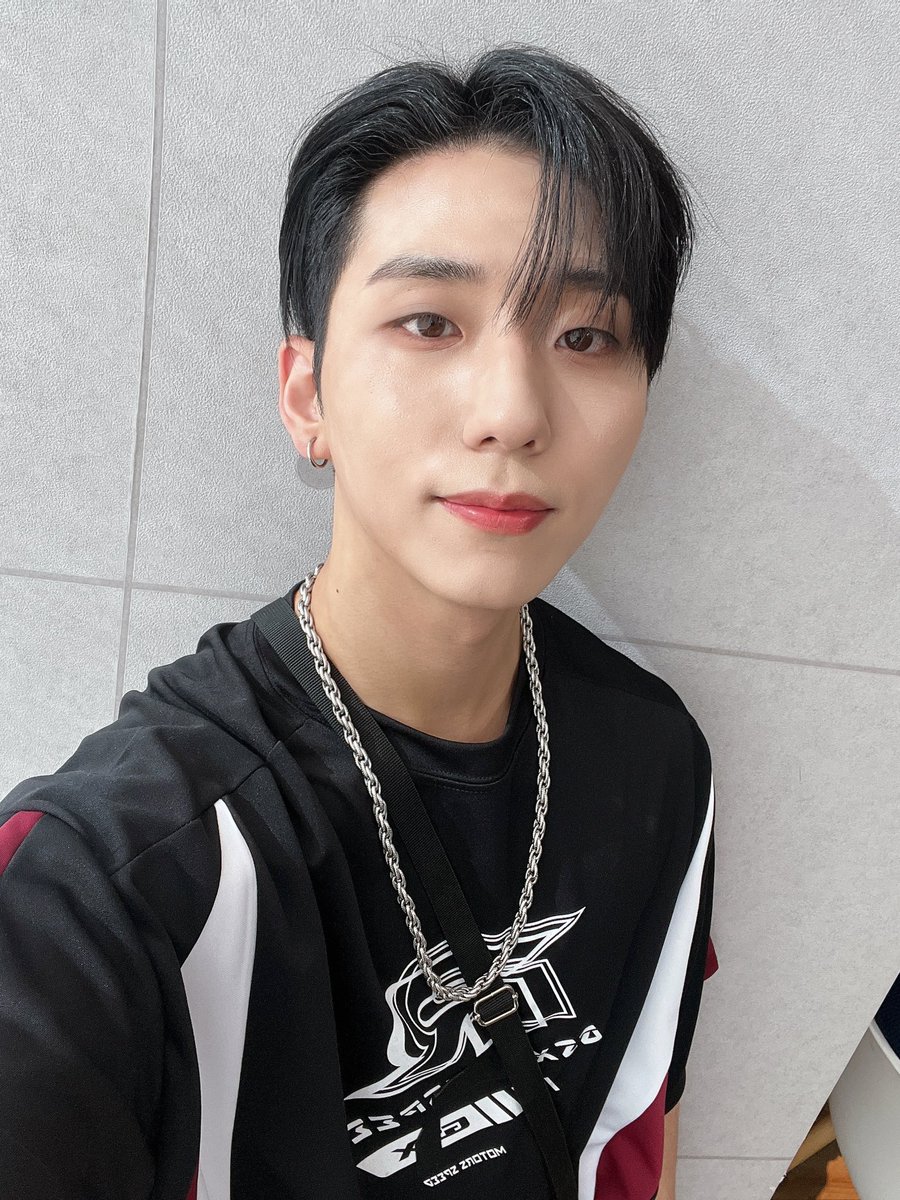 gwunil's tweet photo. Back at the moment of recording for music core, live and fansign. It was very fun and happy! Our villains that gave us an unforgettable day. https://t.co/cD6tpFP0M0