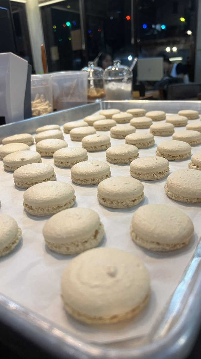 ThePestyChef's tweet photo. Pure bliss #FrenchMacaron https://t.co/NxZXTYKIeR