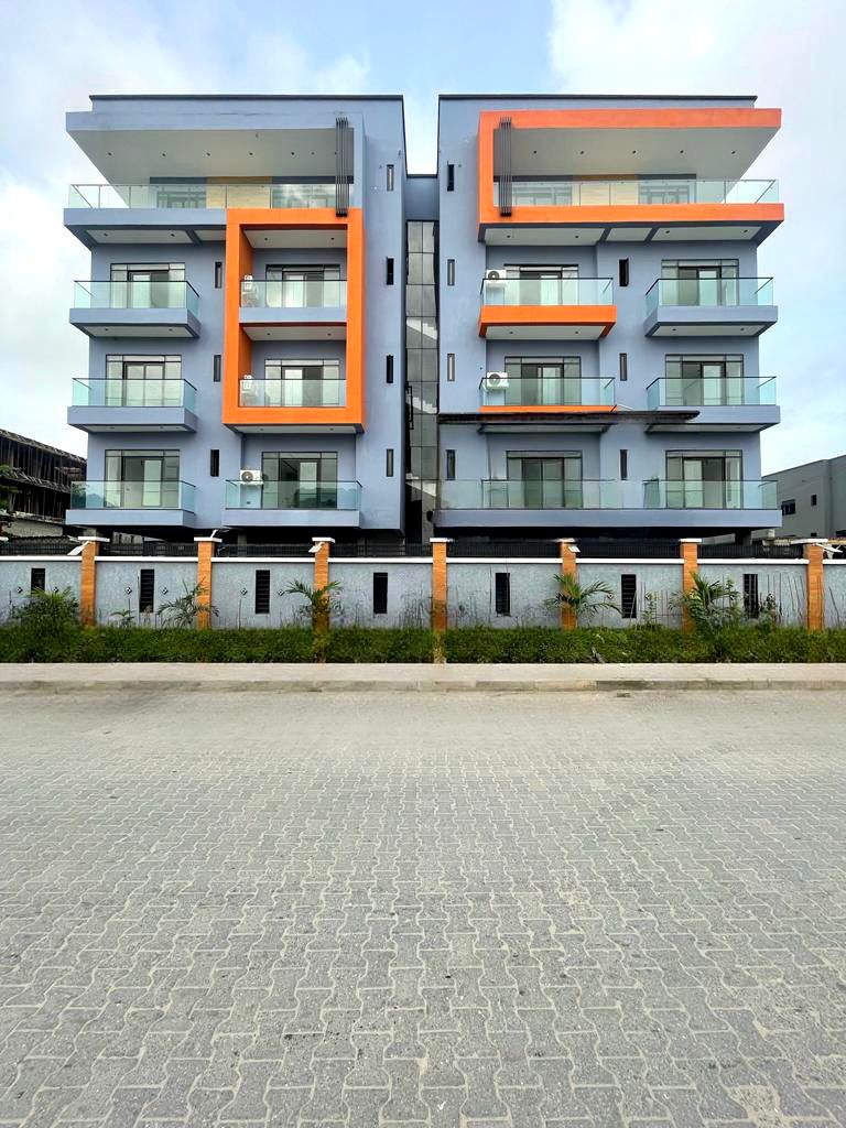 AmazingTuREAL's tweet photo. 2 Bedroom Apartment for sale 

Location-Ikate 

Price- N80m

Features 

Spacious living area
Balcony 
Fitted kitchen 
Pantry 
Swimming pool 
Ample Parking space 
Water heaters 
closets
Fitted rooms
Water heaters
All rooms ensuite https://t.co/2sJgmbSewk