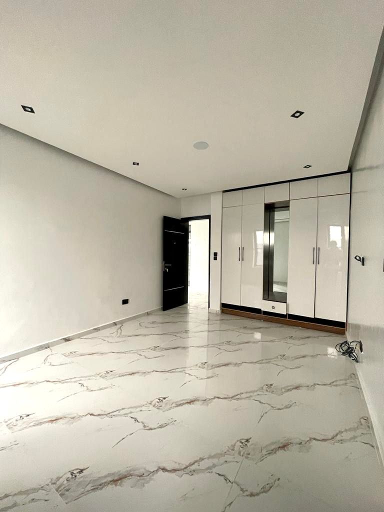 AmazingTuREAL's tweet photo. 2 Bedroom Apartment for sale 

Location-Ikate 

Price- N80m

Features 

Spacious living area
Balcony 
Fitted kitchen 
Pantry 
Swimming pool 
Ample Parking space 
Water heaters 
closets
Fitted rooms
Water heaters
All rooms ensuite https://t.co/2sJgmbSewk