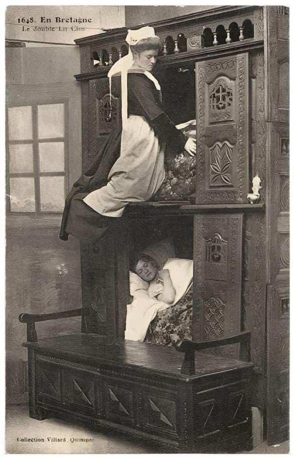 I letti con uno o due scomparti. 
Durante i freddi inverni dell'Europa nell’evo medio del Nord, le case erano ovviamente difficili da riscaldare. Allora gli artigiani costruivano dei letti, veri capolavori di ebanisteria, simili ad un armadio, dove rifugiarsi dal freddo della