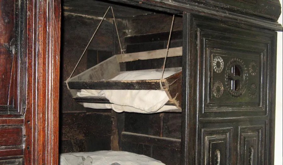 DBking85's tweet photo. “Letto chiuso” con culla all’interno https://t.co/HRBijJ7spf