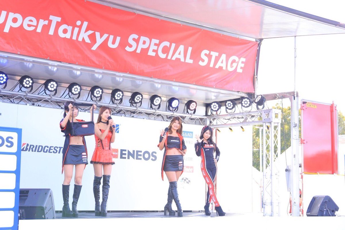 Hitomin_0122's tweet photo. 本日新コスお披露目でした❤️🖤
岡国と富士、ラスト2戦限定です!
このコス
羽場ちゃんが作ってくれたの✨🪡
めっちゃ可愛い❤️🖤😭✨
#レースクイーン #S耐 #ハーテリーデライトギャルズ #OVERDIVE #RQ https://t.co/WgD5YXc8wh