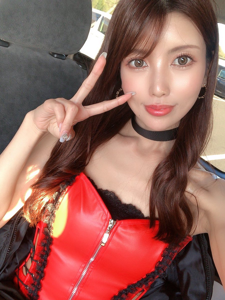 Hitomin_0122's tweet photo. 本日新コスお披露目でした❤️🖤
岡国と富士、ラスト2戦限定です!
このコス
羽場ちゃんが作ってくれたの✨🪡
めっちゃ可愛い❤️🖤😭✨
#レースクイーン #S耐 #ハーテリーデライトギャルズ #OVERDIVE #RQ https://t.co/WgD5YXc8wh