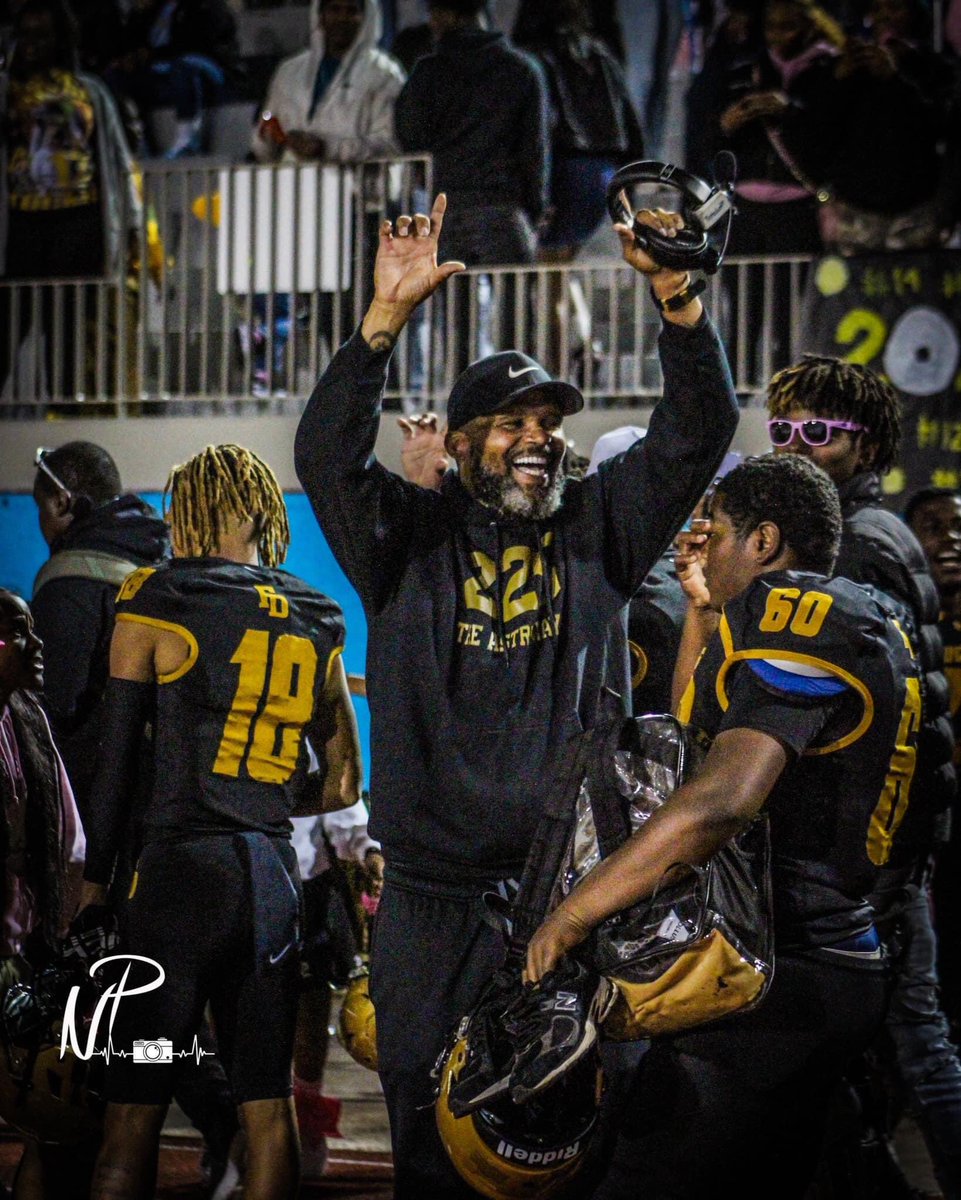 maceojr's tweet photo. We Run The City!!!!!!! @coachspritchett  📸 @HERstory124 @apsDouglassHigh #225Certified https://t.co/UQ1aDcQk0D