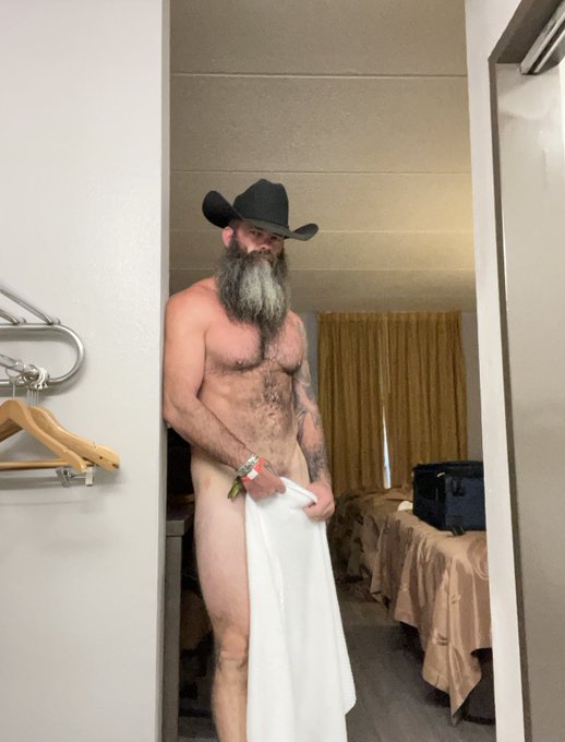 Hanging out in Greenville SC. Who wants to meet? https://t.co/NEMPUVJGHj