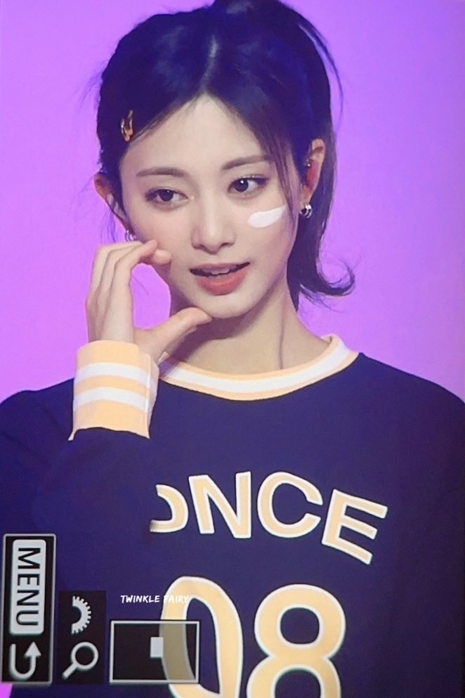 TwinkleFairy614's tweet photo. 231021 ONCE AGAIN 팬미팅

#쯔위 #TZUYU #子瑜 #ツウィ 
#TWICE #트와이스
#트와이스와_원스의_8번째_청춘 
#TWICE_8TH_ANNIVERSARY
#ONCE_AGAIN https://t.co/PuYdI8avWB