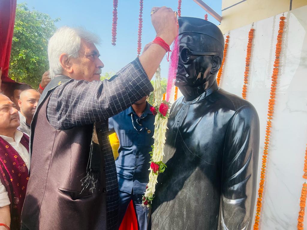dar_Zubair_07's tweet photo. J&K LG @manojsinha_ unveiled a statue of freedom fighter & first CM of #Bihar.Dr #KrishnaSingh Ji,at Aurangabad on his Janm-Jayanti.A charismatic leader & epitome of good governance,Dr Singh displayed strong statesmanship to turn Bihar into top performing state post independence. https://t.co/CL5f1Rw8rm
