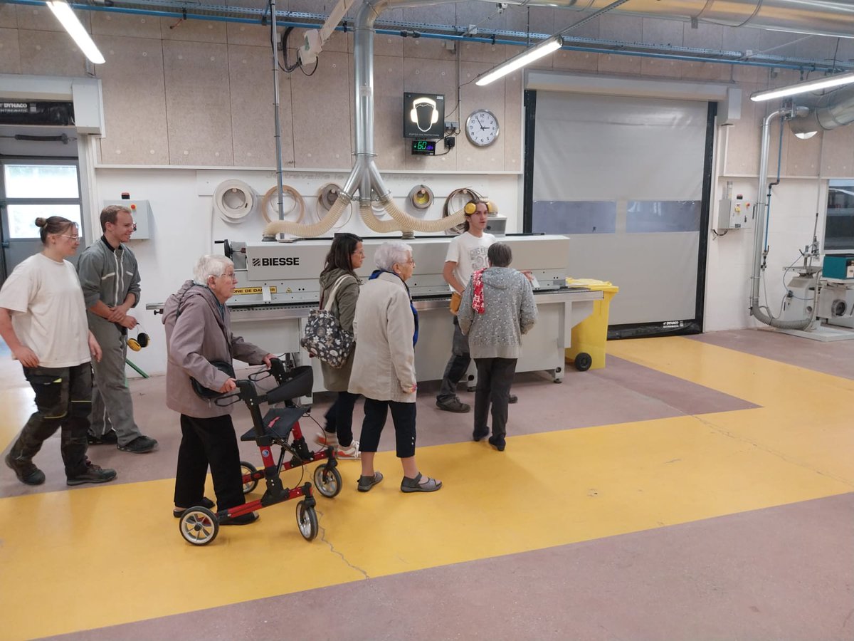 LpProfs's tweet photo. 'Jouons au fil  du bois'des résidents de l'ehpad de Penvenan visitent les ateliers.  Echanges drôles et émouvants sur le thème du jeu. Les terminales présentent des projets de jeux livrables en Juin. La discussion est riche. Un beau projet de chef d'oeuvre intergénérationnel. https://t.co/KC35ithv7d