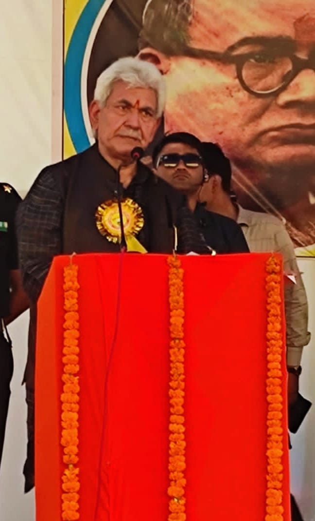 dar_Zubair_07's tweet photo. J&K LG @manojsinha_ unveiled a statue of freedom fighter & first CM of #Bihar.Dr #KrishnaSingh Ji,at Aurangabad on his Janm-Jayanti.A charismatic leader & epitome of good governance,Dr Singh displayed strong statesmanship to turn Bihar into top performing state post independence. https://t.co/CL5f1Rw8rm