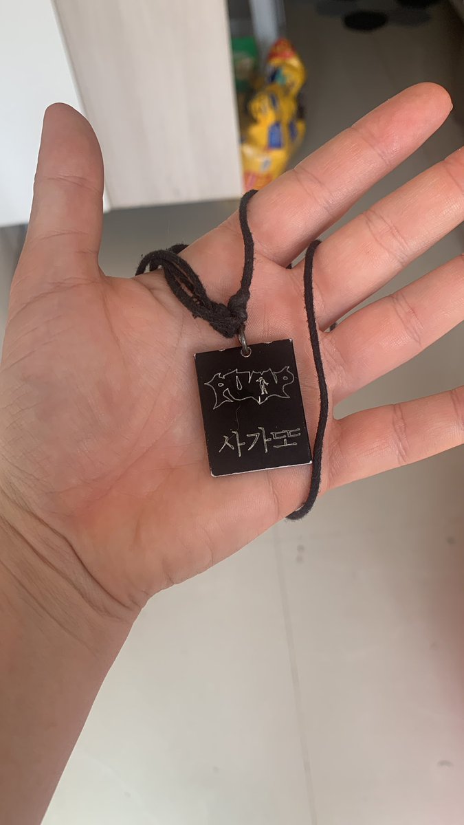 coraciiforme's tweet photo. A gente sofre quando nossos bichinhos se vão, mas pouco se fala na dor horrível que é a hora de recolher os pertences deles. 
Fui sacudir o paninho da aila e comecei a chorar. Fui lavar o potinho de ração dela e tive que parar pra chorar. 
Guardei a choker dela aos prantos 😖 https://t.co/NoX4k2Nl2g