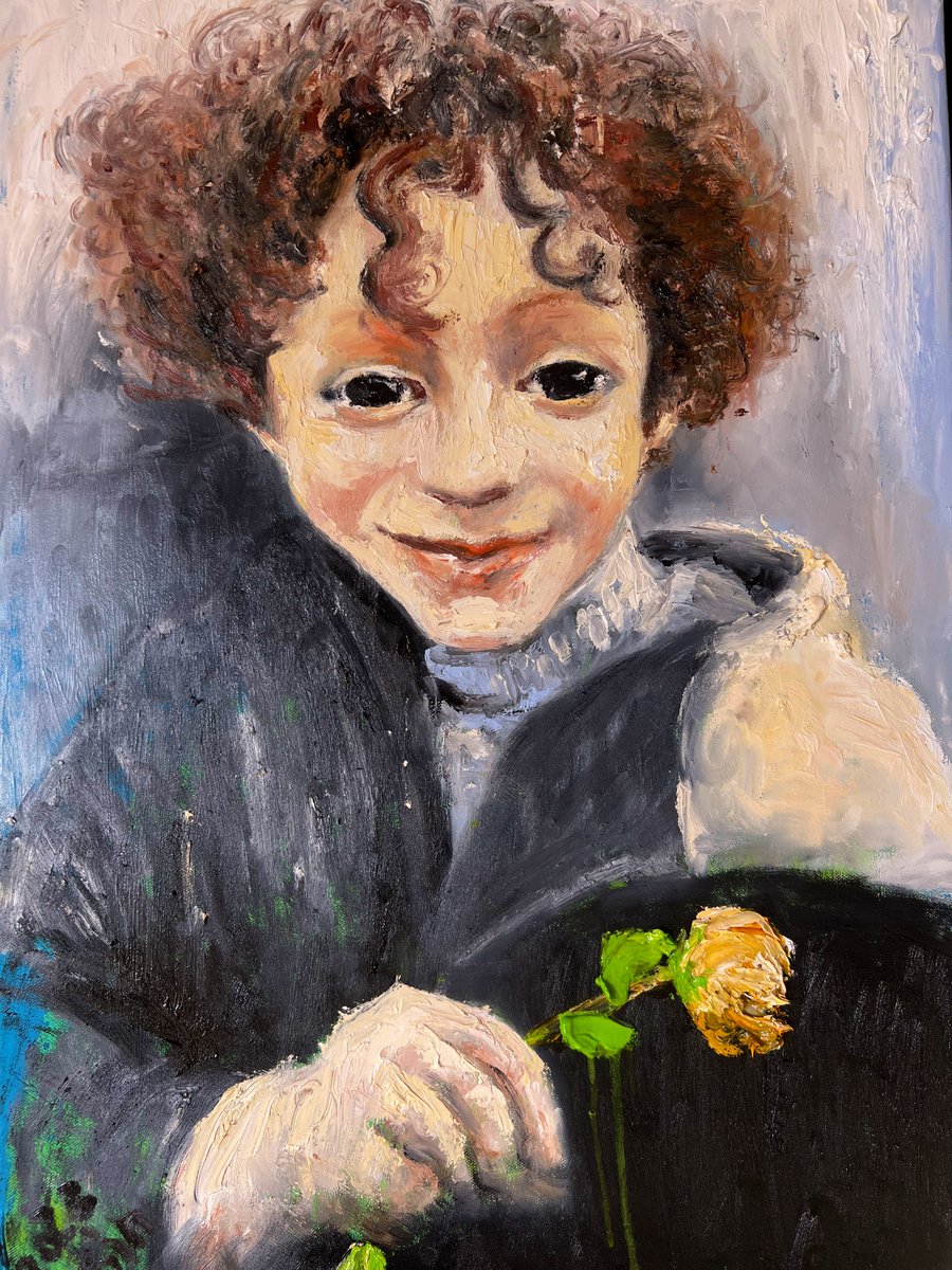 اسمه يوسف ٧ سنين شعره كيرلي وأبيضاني وحلو .