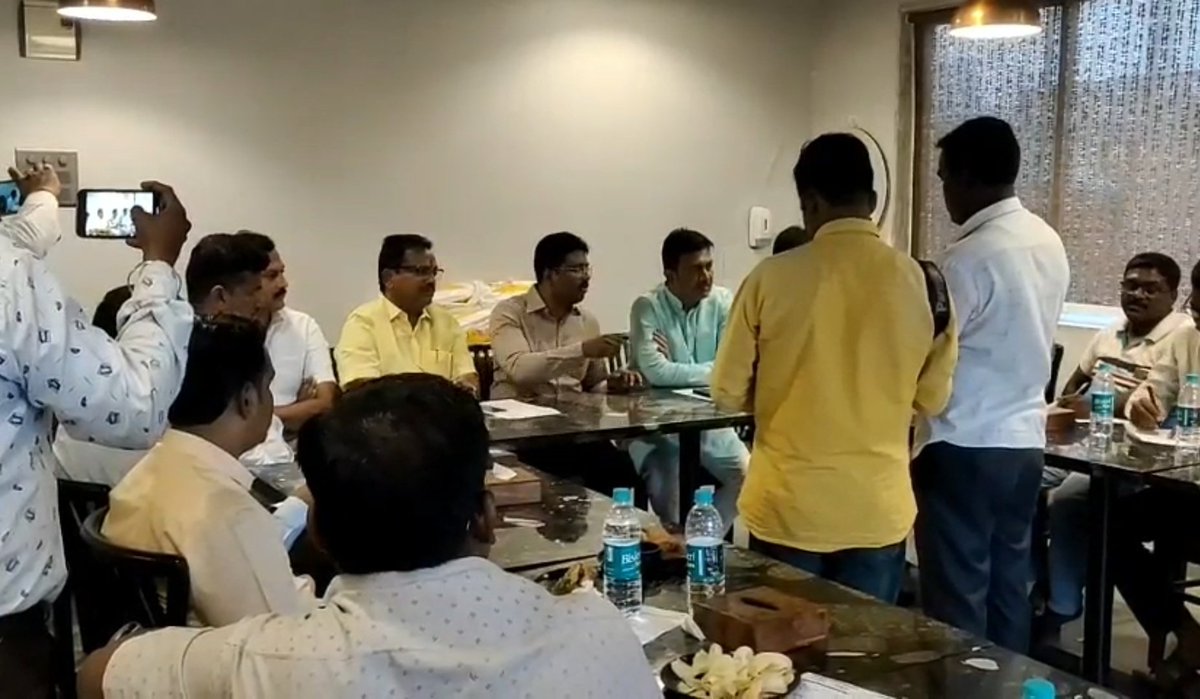 మహారాష్ట్రలోని సోలాపూర్ లో రేపు సాయంత్రం పుంజల్ మైదాన్ లో జరగనున్న బతుకమ్మ సంబురాలలో కవితక్క గారు హాజరవు తున్నందున పెద్ద ఎత్తున ప్రవాస తెలంగాణ ఆడబిడ్డలు పాల్గొనాలని కోరుతూ నాగేష్ వల్యాల్ అన్న మరియు దశరథ్ గోప్ అన్న గార్లతో కలిసి సోలాపూర్ మీడియా తో మాట్లాడడం జరిగింది.
<a href="/RaoKavitha/">Kavitha Kalvakuntla</a>