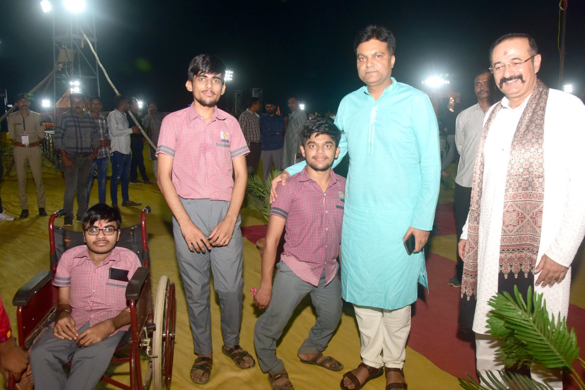 garvanitin2's tweet photo. કચ્છ

દિવ્યાંગો બાળકોનો આત્મવિશ્વાસ વધારવા @SPWestKutch નો અનોખો પ્રયાસ

પોલીસ પરેડ ગ્રાઉન્ડમાં આયોજિત નવરાત્રીમાં નવચેતન અંધજન મંડળના દિવ્યાંગ બાળકોને આમંત્રિત કરાયા

પોલીસ કર્મીઓ દિવ્યાંગ બાળકો સાથે માં અંબાની આરાધના કરી, દિવ્યાંગ બાળકો સાથે બેસી પ્રસાદી લીધી અને ગરબે ગુમ્યા https://t.co/HFlJvvVR6R