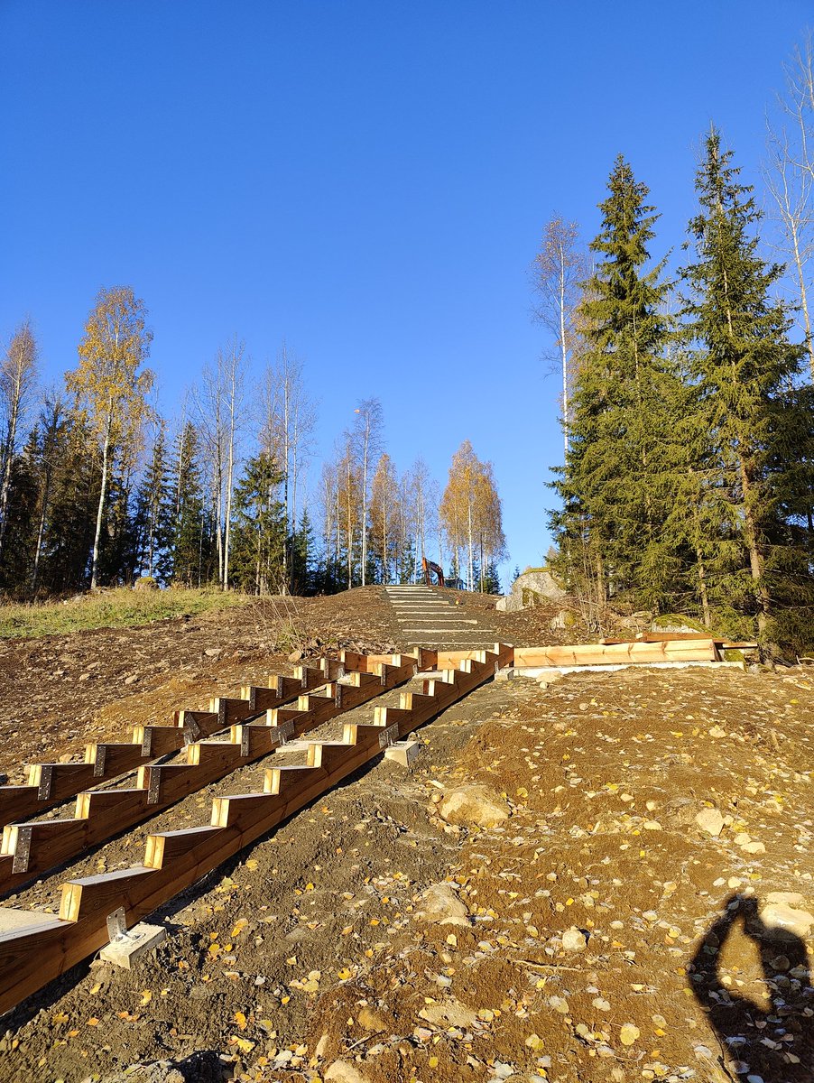 Syysaurinko ja rakentuvat kuntoportaat Huhtimonmäelle 🌞. Kiitos <a href="/RiihimakiCity/">Riihimäen kaupunki</a>
#lähiliikunta #Riihimäki #kuntoportaat #Huhtimonmäki #RakasRiksu #syksy #lokakuu