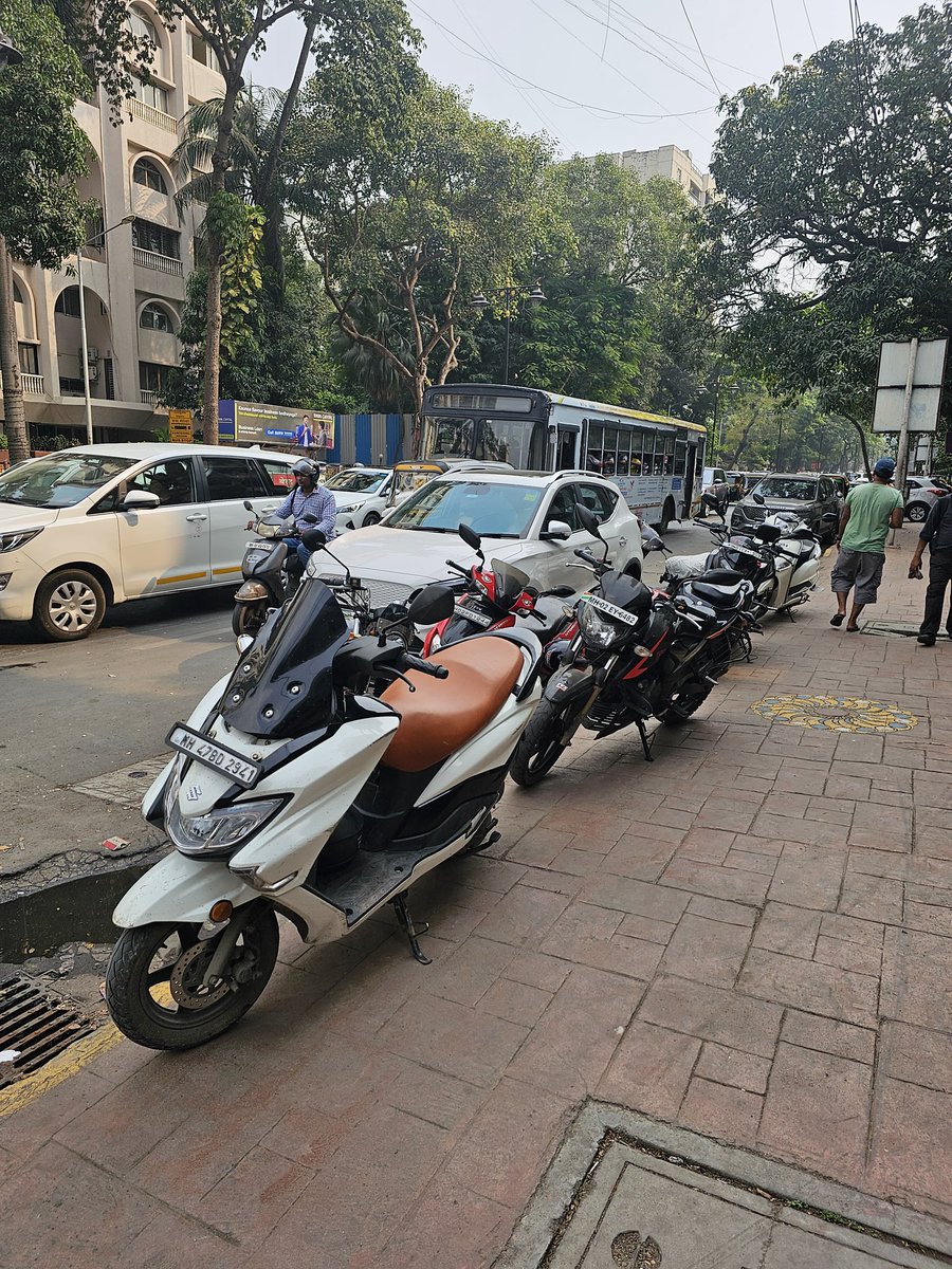 Is parking on footpaths allowed @MTPHereToHelp This is near Maple showroom Khar, linking road. @MumbaiPolice @CPMumbaiPolice @mumbaitraffic